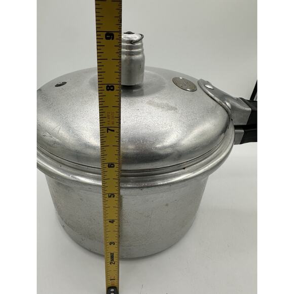 Vintage Presto Pressure Cooker Master 604-4 Quart w/Weight & Older Gasket Seal - Picture 7 of 8